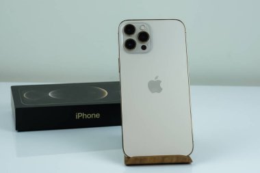 iPhone 12 Pro Max in Gold kutusunun yanında