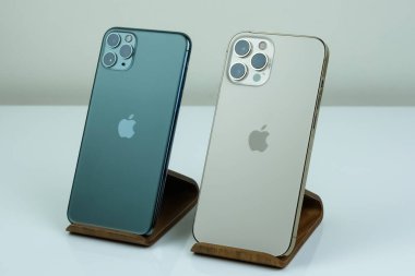 iPhone 12 Pro Max iPhone 11 Pro Max 'in yanında Gece Yarısı Yeşil Rengi. 