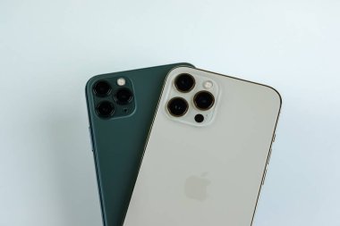 iPhone 12 Pro Max iPhone 11 Pro Max 'in yanında Gece Yarısı Yeşil Rengi. 