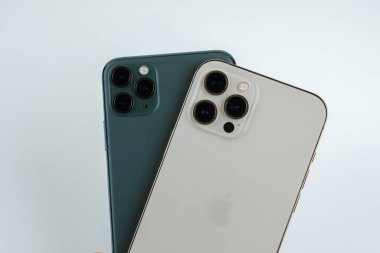 iPhone 12 Pro Max iPhone 11 Pro Max 'in yanında Gece Yarısı Yeşil Rengi. 