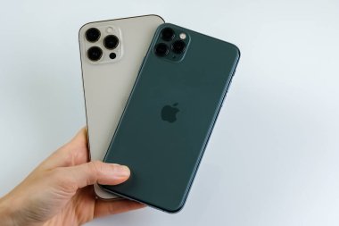 iPhone 12 Pro Max iPhone 11 Pro Max 'in yanında Gece Yarısı Yeşil Rengi. 