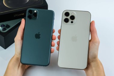 iPhone 12 Pro Max iPhone 11 Pro Max 'in yanında Gece Yarısı Yeşil Rengi. 