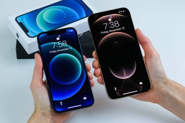 iPhone 12 Pro Max, iPhone 12 'nin yanında..