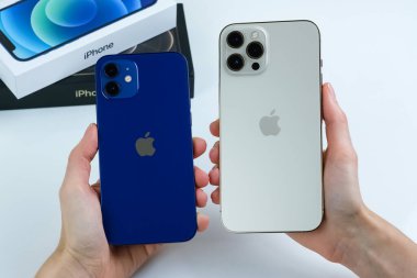 iPhone 12 Pro Max, iPhone 12 'nin yanında..