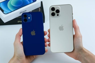 iPhone 12 Pro Max, iPhone 12 'nin yanında..