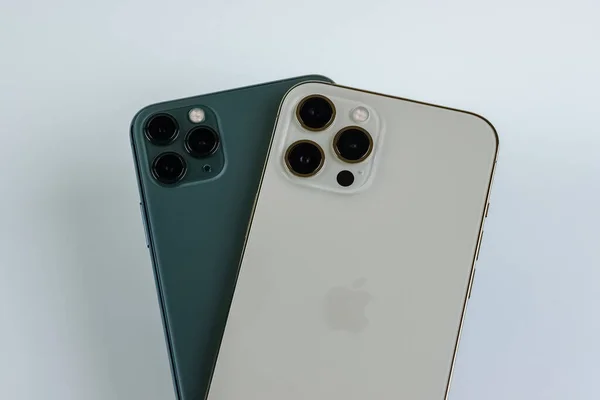 Iphone Pro Max Золоте Рядом Iphone Pro Max Полуночном Зеленом — стоковое фото