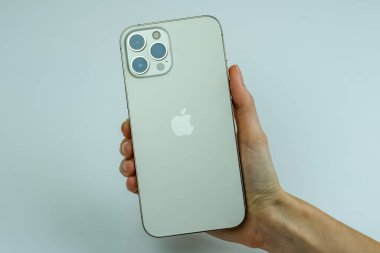 iPhone 12 Pro Max 'in altın rengi müşterinin elinde.
