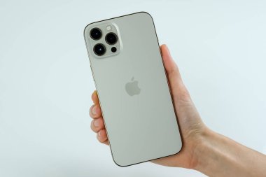 iPhone 12 Pro Max 'in altın rengi müşterinin elinde.