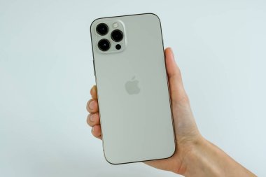 iPhone 12 Pro Max 'in altın rengi müşterinin elinde.