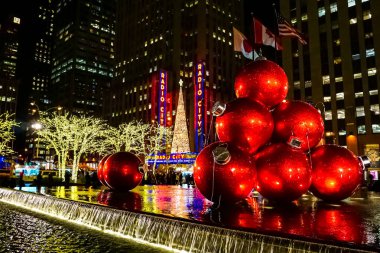 New York 'ta Noel Tatili dekorasyonları ve arkada Radio City Music Hall Noel Ağacı var. New York, ABD.