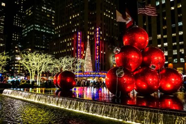 New York 'ta Noel Tatili dekorasyonları ve arkada Radio City Music Hall Noel Ağacı var. New York, ABD.