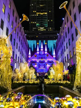 Beşinci Cadde 'deki Saks Işık Gösterisi. Rockefeller Plaza' nın hemen önünde. (New York 'ta ikonik Noel ve tatil süslemeleri)