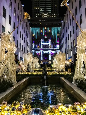 Beşinci Cadde 'deki Saks Işık Gösterisi. Rockefeller Plaza' nın hemen önünde. (New York 'ta ikonik Noel ve tatil süslemeleri)