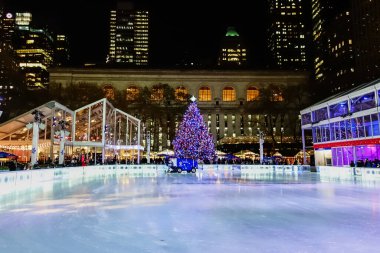 Bryant Park buz pateni pisti ve Manhattan, New York 'taki bayram kutlamaları sırasında Bryant Park Noel Ağacı süslemeleri.
