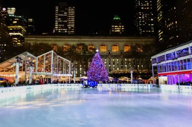 Bryant Park buz pateni pisti ve Manhattan, New York 'taki bayram kutlamaları sırasında Bryant Park Noel Ağacı süslemeleri.