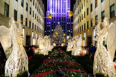 Rockefeller Center Noel Ağacı ve New York 'taki Rockefeller binasının önündeki Rockefeller Plaza' da tatil süslemeleri..