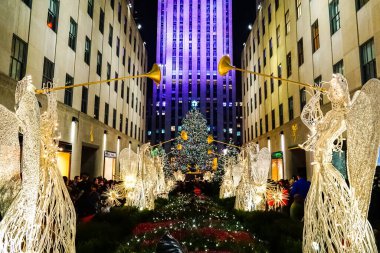 Rockefeller Center Noel Ağacı ve New York 'taki Rockefeller binasının önündeki Rockefeller Plaza' da tatil süslemeleri..