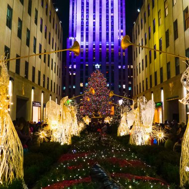 Rockefeller Center Noel Ağacı ve New York 'taki Rockefeller binasının önündeki Rockefeller Plaza' da tatil süslemeleri..