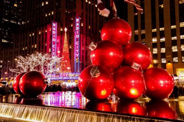 New York 'ta Noel Tatili dekorasyonları ve arkada Radio City Music Hall Noel Ağacı var. New York, ABD.