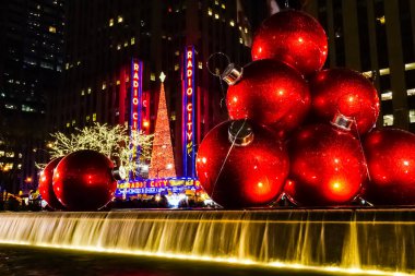 New York 'ta Noel Tatili dekorasyonları ve arkada Radio City Music Hall Noel Ağacı var. New York, ABD.