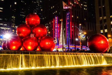 New York 'ta Noel Tatili dekorasyonları ve arkada Radio City Music Hall Noel Ağacı var. New York, ABD.