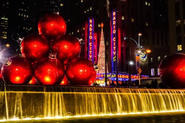 New York 'ta, Radio City Music Hall Noel Ağacı' nın yanındaki Noel Tatili dekorasyonları. New York, ABD. 