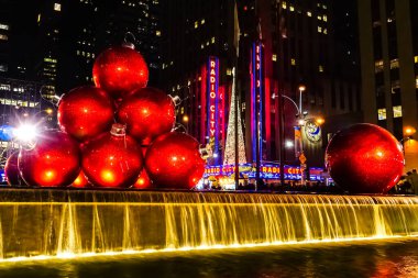 New York 'ta Noel Tatili dekorasyonları ve arkada Radio City Music Hall Noel Ağacı var. New York, ABD.