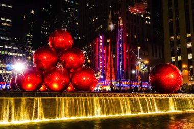 New York 'ta Noel Tatili dekorasyonları ve arkada Radio City Music Hall Noel Ağacı var. New York, ABD.