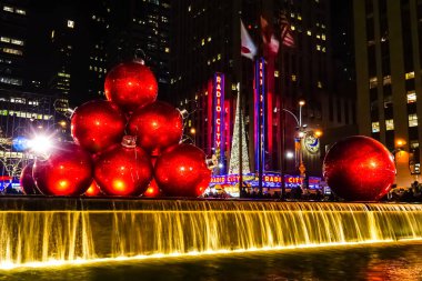 New York 'ta Noel Tatili dekorasyonları ve arkada Radio City Music Hall Noel Ağacı var. New York, ABD.