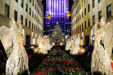 Rockefeller Center Noel Ağacı ve New York 'taki Rockefeller binasının önündeki Rockefeller Plaza' da tatil süslemeleri..