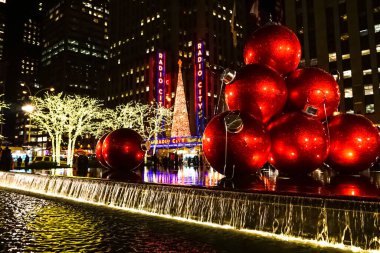New York 'ta Noel Tatili dekorasyonları ve arkada Radio City Music Hall Noel Ağacı var. New York, ABD.