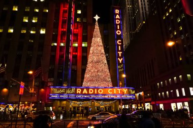 New York 'ta, Radio City Music Hall Noel Ağacı' nın yanındaki Noel Tatili dekorasyonları. New York, ABD. 