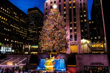Rockefeller Center Noel Ağacı ve New York 'taki Rockefeller binasının önündeki Rockefeller Plaza' da tatil süslemeleri..