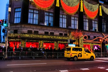 Beşinci Cadde 'deki Saks Işık Gösterisi. Rockefeller Plaza' nın hemen önünde. (New York 'ta ikonik Noel ve tatil süslemeleri)