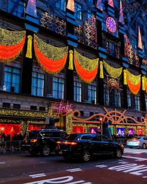 Beşinci Cadde 'deki Saks Işık Gösterisi. Rockefeller Plaza' nın hemen önünde. (New York 'ta ikonik Noel ve tatil süslemeleri)
