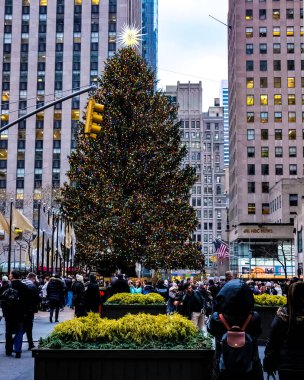 Rockefeller Center Noel Ağacı ve New York 'taki Rockefeller binasının önündeki Rockefeller Plaza' da tatil süslemeleri..