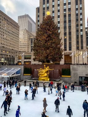 Rockefeller Center Noel Ağacı ve New York 'taki Rockefeller binasının önündeki Rockefeller Plaza' da tatil süslemeleri..
