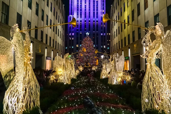 ロックフェラーセンタークリスマスツリーとニューヨーク市内のロックフェラー ビルディングの前にあるロックフェラー プラザでの休日の装飾 — ストック写真