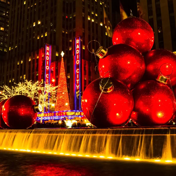 뉴욕의 크리스마스 홀리데이 장식과 라디오 크리스마스 트리가 배경에 — 스톡 사진