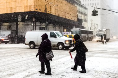 New York 'ta kar fırtınası var. Şiddetli kar yağışı var. Arabalar Manhattan' da karla kaplı. New York, ABD.