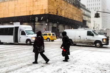 New York 'ta kar fırtınası var. Şiddetli kar yağışı var. Arabalar Manhattan' da karla kaplı. New York, ABD.