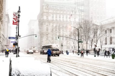 New York 'ta kar fırtınası var. Şiddetli kar yağışı var. Arabalar Manhattan' daki kar fırtınası sırasında karla kaplı..