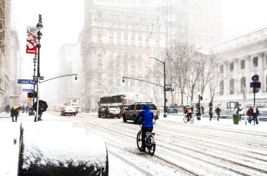 New York 'ta kar fırtınası var. Şiddetli kar yağışı var. Arabalar Manhattan' daki kar fırtınası sırasında karla kaplı..