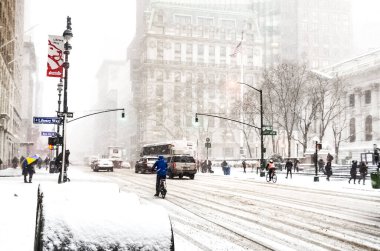 New York 'ta kar fırtınası var. Şiddetli kar yağışı var. Arabalar Manhattan' da karla kaplı. New York, ABD.