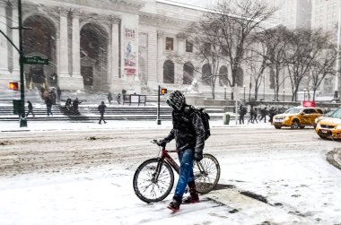 New York 'ta kar fırtınası var. Şiddetli kar yağışı var. Arabalar Manhattan' daki kar fırtınası sırasında karla kaplı..