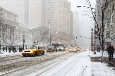 New York 'ta kar fırtınası var. Şiddetli kar yağışı var. Arabalar Manhattan' da karla kaplı. New York, ABD.