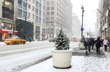 New York 'ta kar fırtınası var. Şiddetli kar yağışı var. Arabalar Manhattan' da karla kaplı. New York, ABD.