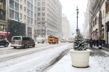 New York 'ta kar fırtınası var. Şiddetli kar yağışı var. Arabalar Manhattan' da karla kaplı. New York, ABD.