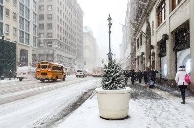 New York 'ta kar fırtınası var. Şiddetli kar yağışı var. Arabalar Manhattan' da karla kaplı. New York, ABD.