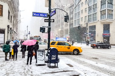 New York 'ta kar fırtınası var. Şiddetli kar yağışı var. Arabalar Manhattan' da karla kaplı. New York, ABD.